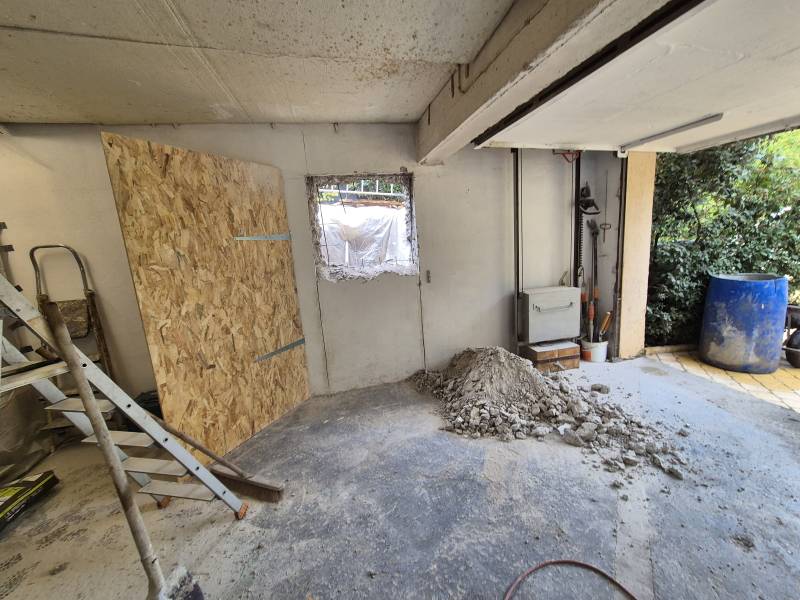 Ouverture dans un mur maître en agglos à bancher à Châteauneuf-le-Rouge, dans les Bouches-du-Rhône, pour la création d'une cage d'ascenseur extérieure