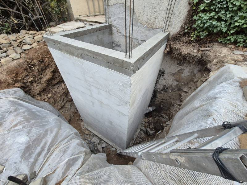 Montage d'une structure en béton armé à Châteauneuf-le-Rouge, dans les Bouches-du-Rhône, cage d'ascenseur